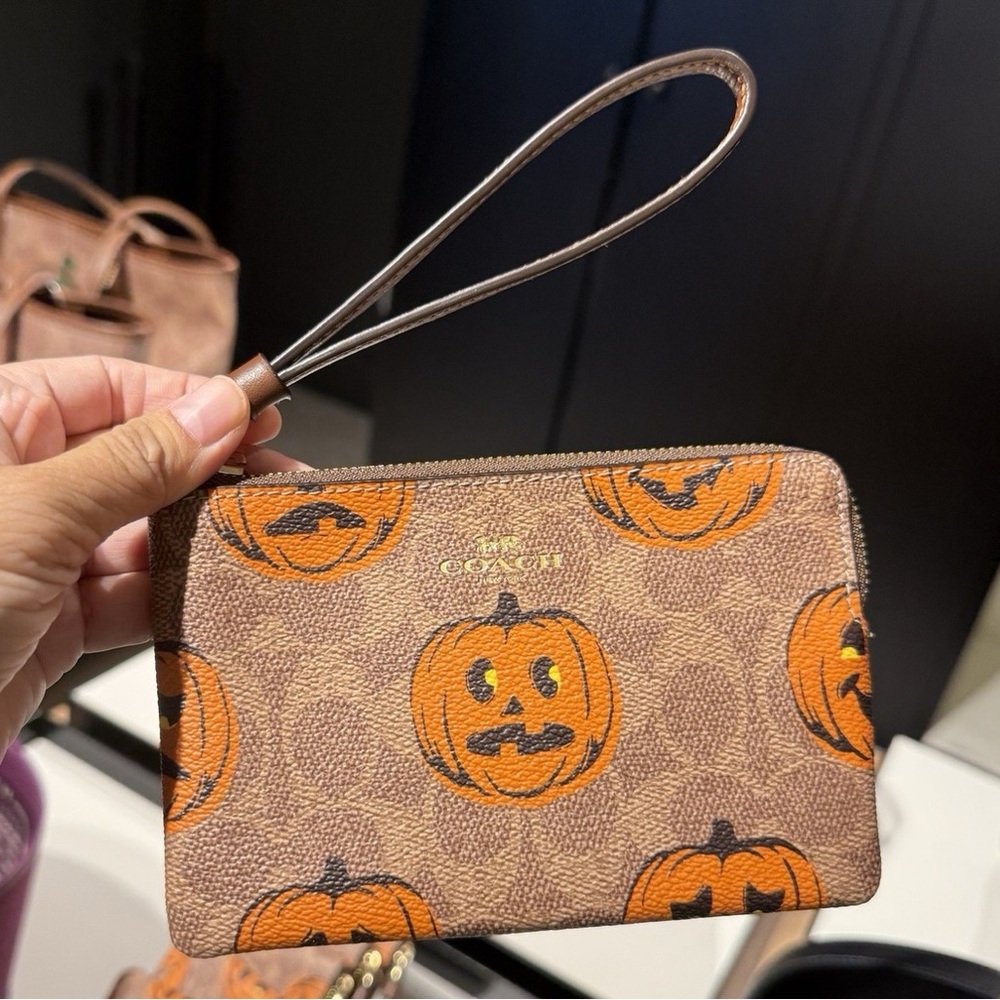 Coach Halloween Corner Zip Wristlet in Signature Canvas Jack O’Lantern Print NWT - Picture 4 of 9